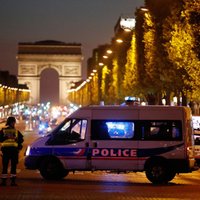 В центре Парижа неизвестный открыл огонь по полицейским