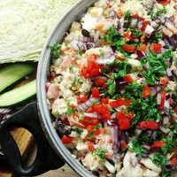 Krāsainie meksikāņu salāti ar rīsiem, pupiņām un kūpinātu vistu