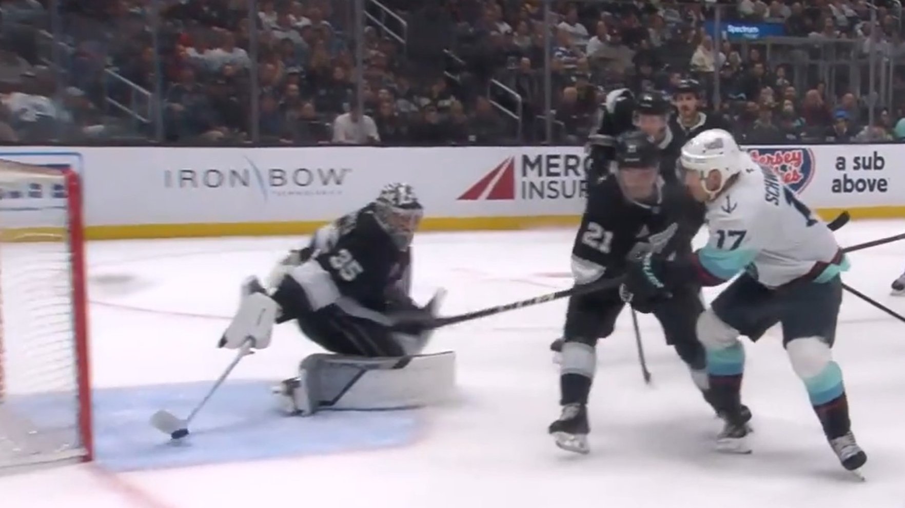 Video: "Zādzība" NHL spēlē – vārtsargs fantastiski ar nūju aptur ripu