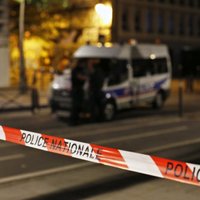 Uzbrucējs Parīzē ar nazi ievainojis septiņus cilvēkus