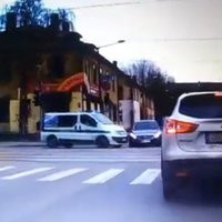 ВИДЕО: Момент столкновения - Mercedes не поделил дорогу с полицейским "бусиком"