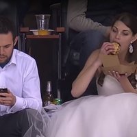 Video: Pāris uzreiz pēc kāzām ierodas uz NHL maču