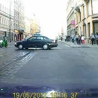 Motocikls bēg no policijas un brīnumainā kārtā neiekļūst avārijā (video)