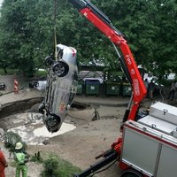 Провал в Риге: спасатели вытащили машину