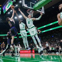 Porziņģis gūst 17 punktus un bloķē piecus metienus; 'Celtics' principiālajā duelī piekāpjas 'Lakers'
