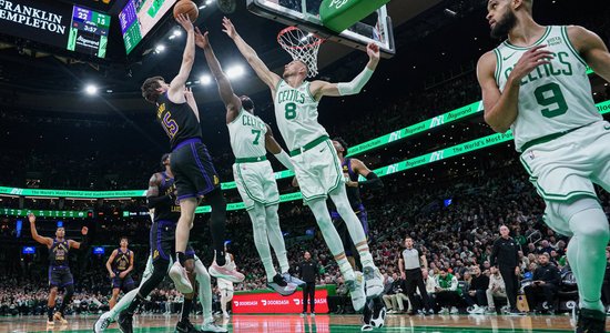 Porziņģis gūst 17 punktus un bloķē piecus metienus; 'Celtics' principiālajā duelī piekāpjas 'Lakers'