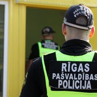 Муниципальная полиция Риги проверяет, как нарушитель узнал имя того, кто на него донес