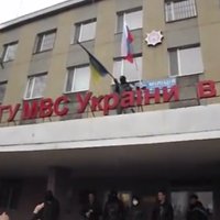 Video: Horļivkas milicijas priekšnieks nogrūž no jumta Ukrainas karogu noņēmušu separātistu
