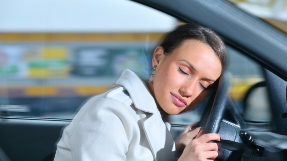 sieviete ar auto, woman sleep in car