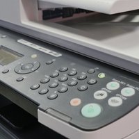 ASV hakeris licis tūkstošiem printeru izdrukāt rasistiskas skrejlapas