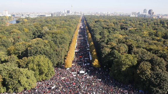 Foto: Tūkstošiem cilvēku Vācijā protestē pret transatlantisko brīvās tirdzniecības līgumu