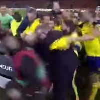 Video: Zviedrijas futbolisti gavilējot salauž TV studijas galdu