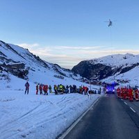 Sniega lavīna Austrijas Alpos aprok desmit cilvēkus, divus neizdodas atrast