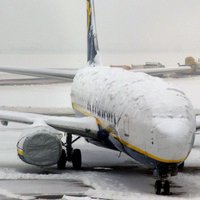 Spēcīgā snigšana lidostas darbību pagaidām nav ietekmējusi