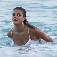 Modelei Ninai Agdalai jūrā pazib krūtsgals