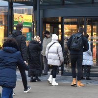 Rīgā pirmssvētku sastrēgumi; ļaudis plūst uz lielveikaliem (plkst.18:00)