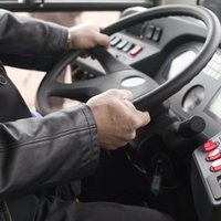 Pārāk lēni braucoša autobusa vadītājs sodīts par agresīvu braukšanu