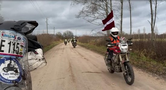 Foto: Desmitiem patriotisku motobraucēju rudens skarbumā godina Latviju