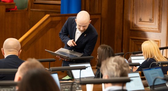 Laiks naktsmieram – Saeimas sēdē par valsts budžetu izsludina pārtraukumu 