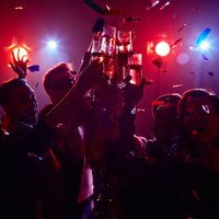 Sievietēm bezmaksas ieeja, vīriešiem atlaide dzērieniem – klubā novēro diskrimināciju