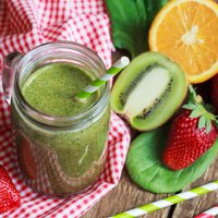 Kāpēc uzturā jālieto zaļumi? Veselīgas un vienkāršas zaļo kokteiļu receptes