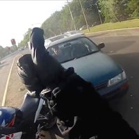 Video: Motociklists Austrālijā draudzīgi reaģē uz avāriju