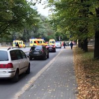 Rīgas centrā auto notriec trīs mazus bērnus