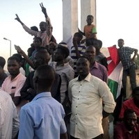 Sudānas armija tiekas ar protestētājiem, apspriež varas nodošanu