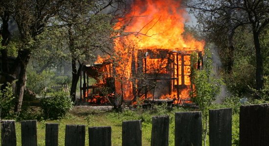 Во время пожара в садовом домике около шоссе Даугавгривас погиб человек