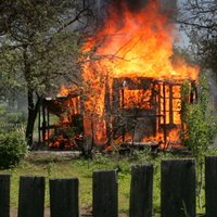 Aizdomās par vairāku ugunsgrēku izraisīšanu Valkā aizturēts vīrietis