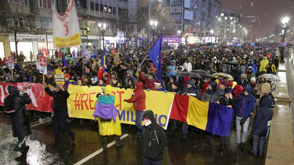 Protesti pret korupciju Bukarestē - 9