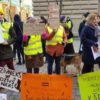 Piketā pie Saeimas cilvēki iestājas pret dzīvnieku aizsardzības jomas nesakārtotību Latvijā