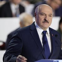 Lukašenko 'BBC' atzīst, ka drošības spēki varētu būt palīdzējuši migrantiem šķērsot robežu