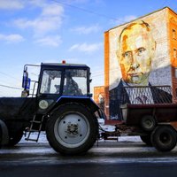 Krievijas valsts televīzijā izskanējuši aicinājumi meklēt aizstājēju Putinam, ziņo Lielbritānija