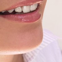 Как быстро избавиться от желтого налета на зубах?