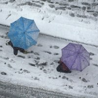 Brīdina par sniegu un sasalstošu lietu piektdienas priekšpusdienā Latvijā