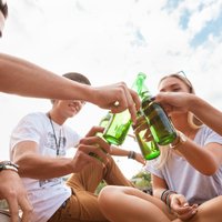 Četros mēnešos patēriņam Latvijā nodoto alkoholisko dzērienu apmērs samazinājies par 0,5%
