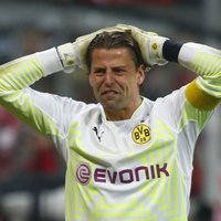 Video: 'Borussia' vārtsargs nejauši nokautē savu pussargu