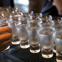 Igaunijas valdībā ceļ trauksmi saistībā ar alkohola tirdzniecību pār robežu ar Latviju