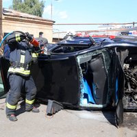 Foto: Glābēji demonstrē auto sagriešanu pēc avārijas pasažieru atbrīvošanai