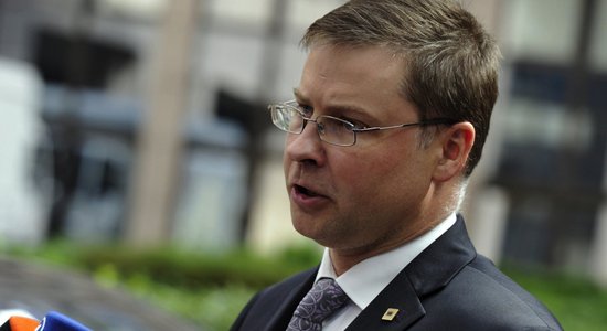 Apsver iespēju prasīt parlamentāro izmeklēšanu Dombrovska 'kredītu lietā'