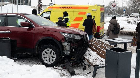 Avārija pie LU ēkas Torņakalnā 09.12.2023. - 4