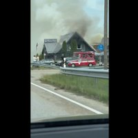 Foto un video: Naktī likvidēts ugunsgrēks kafejnīcā "Panna" Koknesē (plkst.10.08)