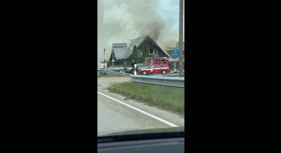 Foto un video: Naktī likvidēts ugunsgrēks kafejnīcā "Panna" Koknesē (plkst.10.08)