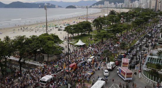 Foto: Brazīlieši Santusas ielās atvadās no leģendārā Pelē