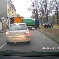 ВИДЕО: Водитель BMW X5 показывает, как в городе нужно преодолевать препятствия