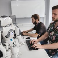 Pieredzes stāsts: kā studenti Andris un Nikolajs programmē skolotāju-robotu
