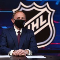 NHL komisārs Betmens: finansiāli izdevīgāk būtu neaizvadīt sezonu
