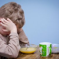 Bērns atsakās no ēdiena un gatavs tikai našķoties; ieteicamā rīcība vecākiem