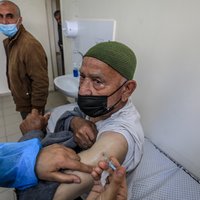 Izraēla aizdos palestīniešiem miljonu Covid-19 vakcīnu